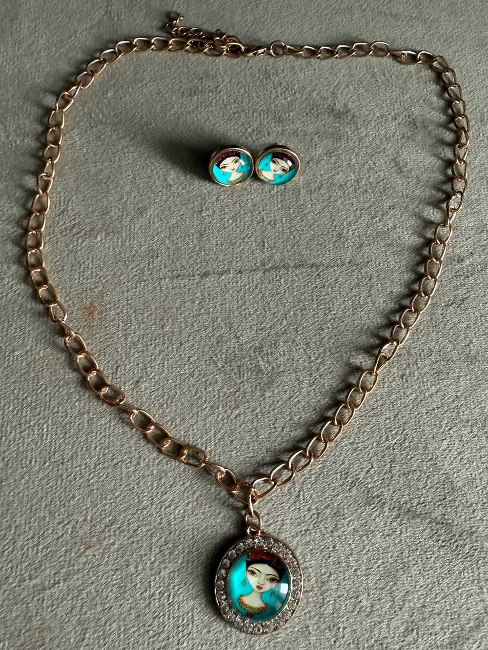 Fashion Portrait Turquoise Pendant Necklace and Stud Earrings Set